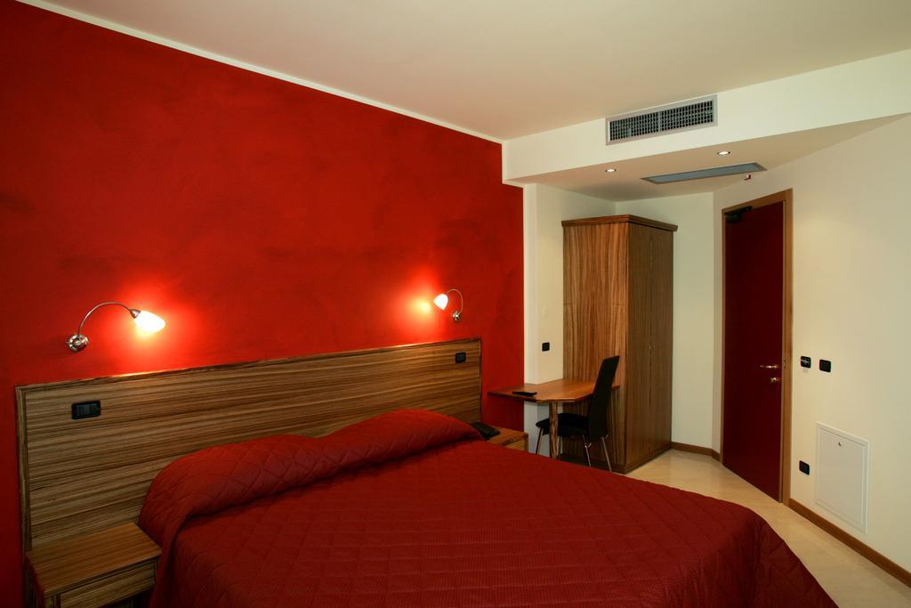 Hotel 5 Vie Almenno San Salvatore Стая снимка