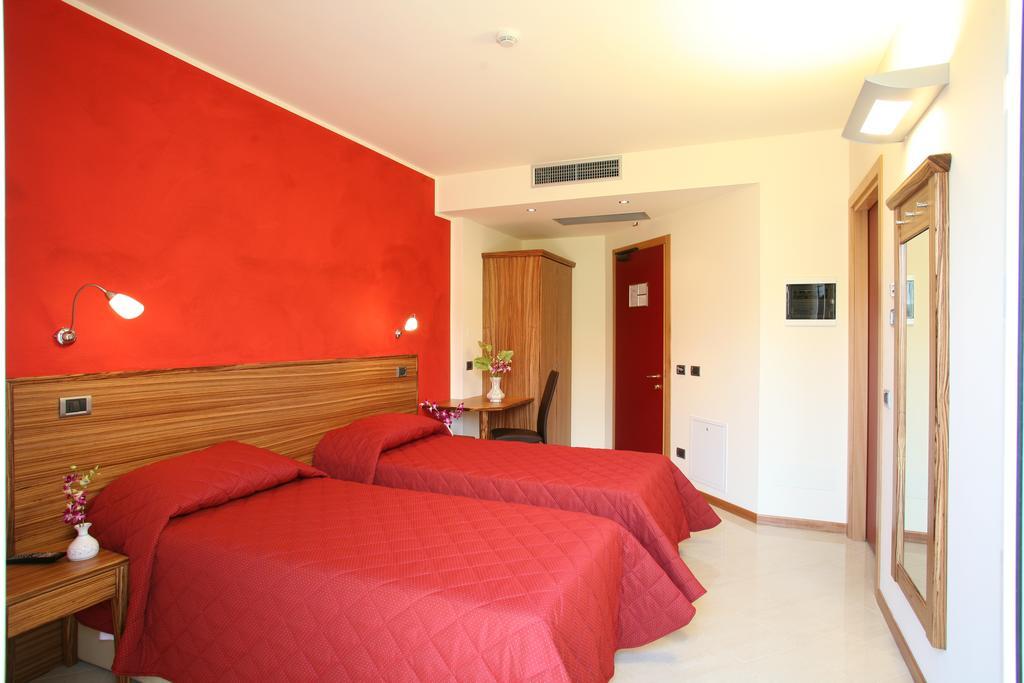 Hotel 5 Vie Almenno San Salvatore Стая снимка