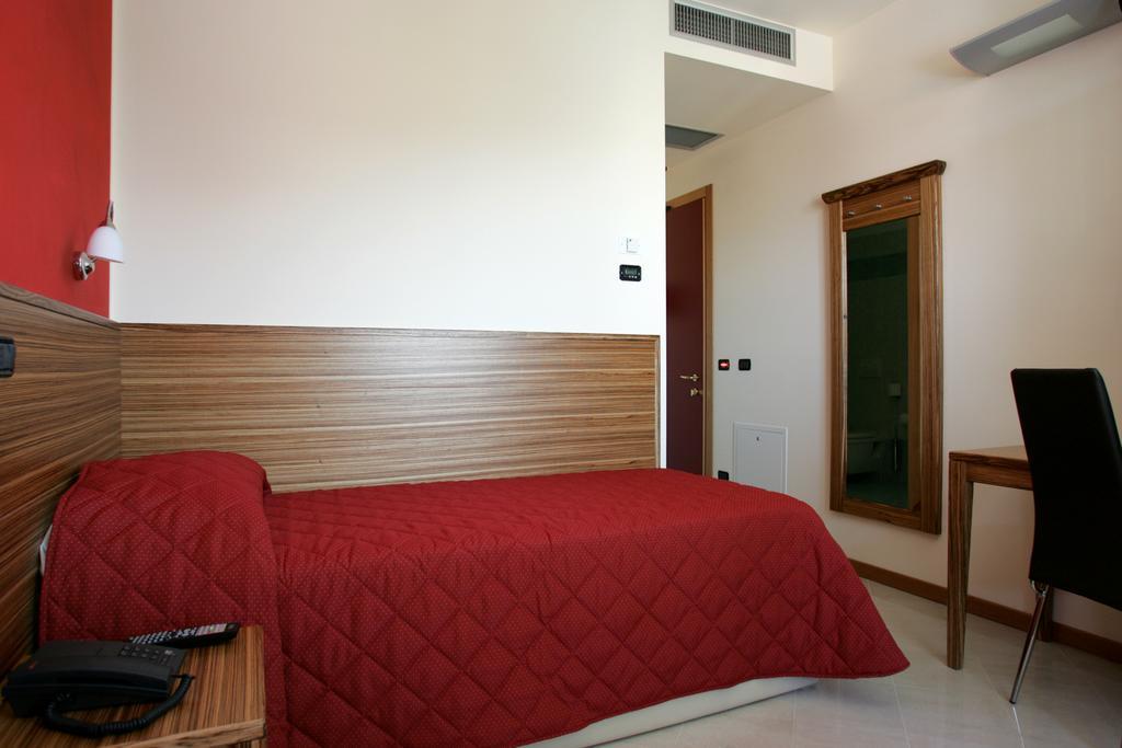 Hotel 5 Vie Almenno San Salvatore Стая снимка